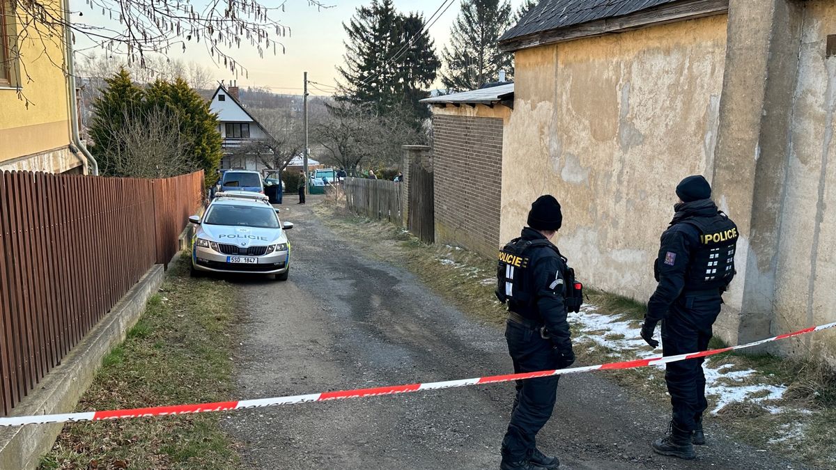 V domě u Prahy našli mrtvé seniory. Muž na 158 oznámil sebevraždu